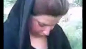 Amatør Arabisk Hijab-Bærende Jente Hengir Seg Til Utendørs Sex