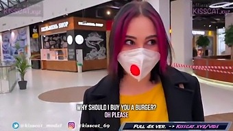 Ruská Teenka Dává Odvážný Orální Sex V Kabince, Než Se Zapojí Do Venkovního Sexu S Veřejným Agentem