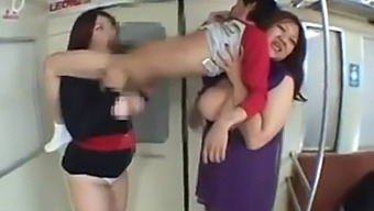 שתי נשים יפניות חושניות מתפנקות בפעילויות פומביות וזיון ציצים
