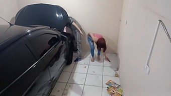 Et Romantisk Møde På Arbejdspladsen Tænder I En Mekanikers Garage.