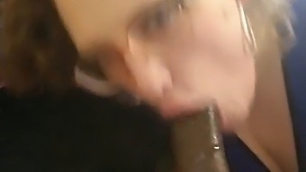 Shay Donne Du Plaisir Oral À Une Grosse Bite Noire (Coup De Feu Par Le Dessus)