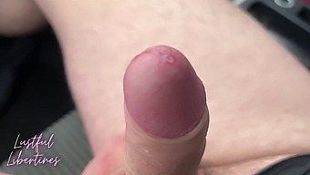 Priateľská Mama Ma Zvádza Vo Svojom Aute A Dáva Mi Hlboký Blowjob A Potom Máme Sex.