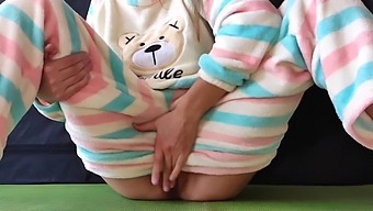 Jonge Vrouw Met Kleine Borsten In Nachtkleding Bevredigt Zichzelf En Beleeft Een Spuitend Hoogtepunt