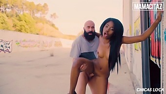 Boni Brown, Una Latina Sensual, Se Entrega Al Sexo Público Con Su Pareja Bien Dotada En Este Video De Realidad, Mostrando Sus Deliciosas Cerraduras Morenas Y Curvas Voluptuosas.